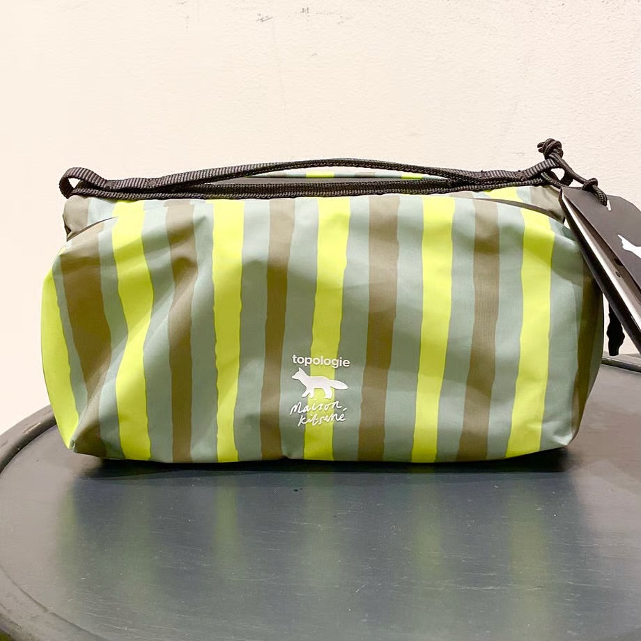 MAISON KITSUNE/メゾンキツネ TOPOLOGIE ミディアム ボトル サコッシュ