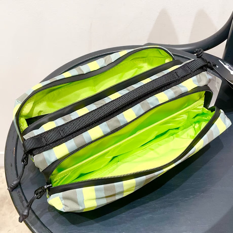 MAISON KITSUNE/メゾンキツネ TOPOLOGIE ミディアム ボトル サコッシュ