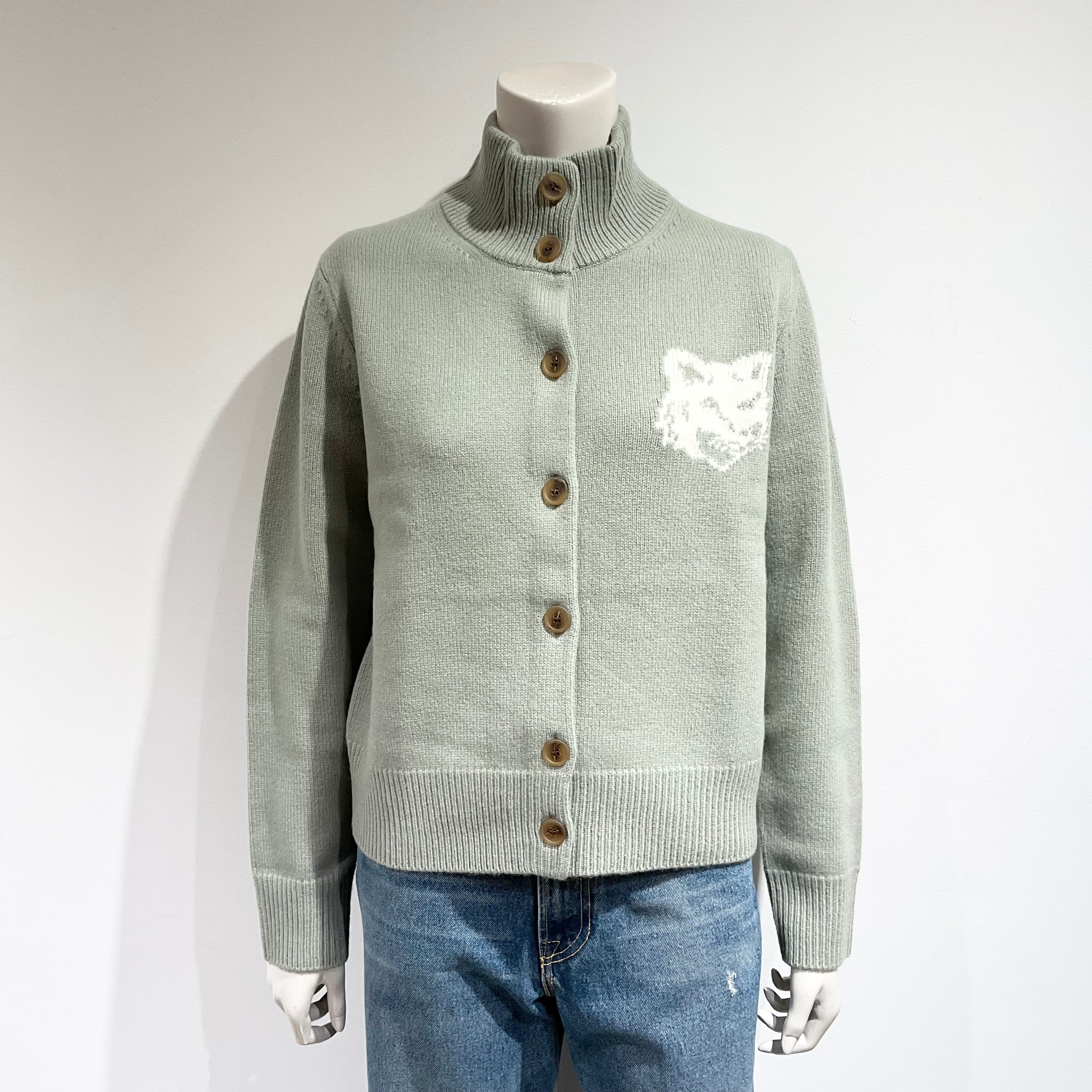 MAISON KITSUNE/メゾンキツネ フォックスヘッド インターシャ メリノ ハイネック カーディガン