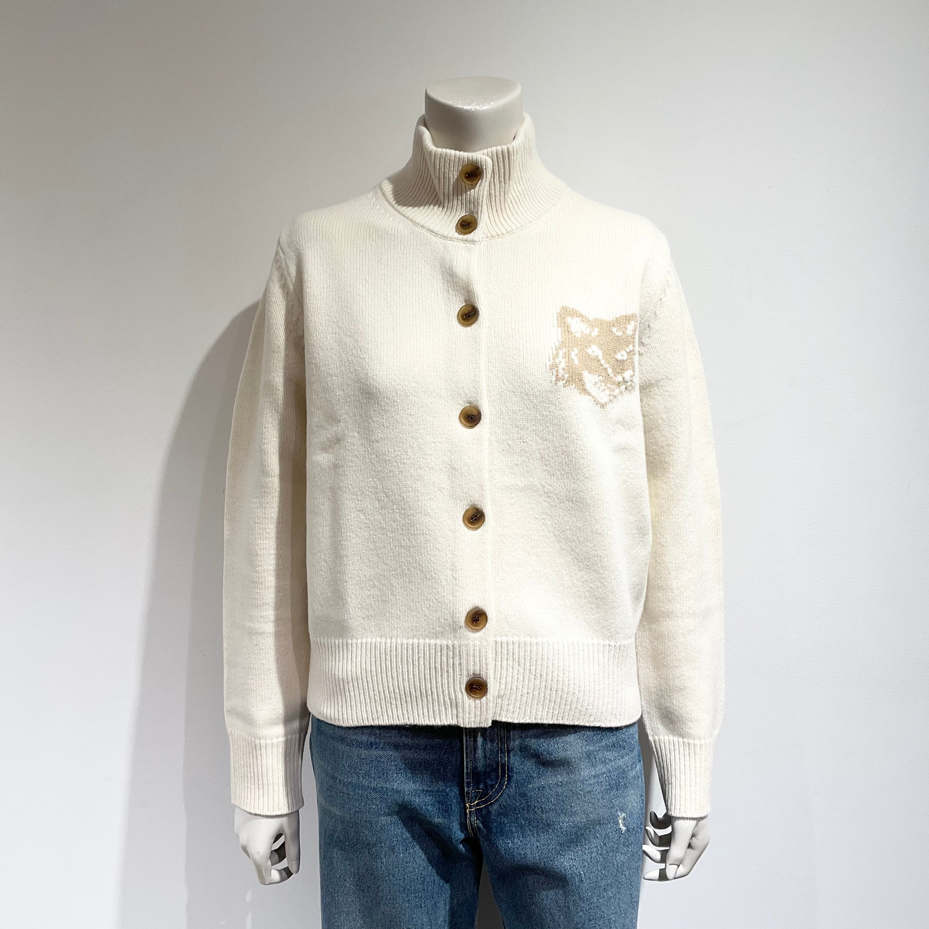 MAISON KITSUNE/メゾンキツネ フォックスヘッド インターシャ メリノ ハイネック カーディガン